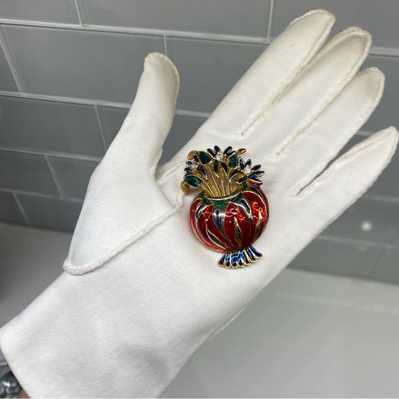 VTG 1940s BROOCH GOLD TONE RED/GREEN ENAMELED FLOWER BASKET W/ PAVED RHINESTONES - Picture 3 of 11